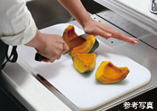 まな板を置けば、固い野菜のカットも調理しやすい高さに。
